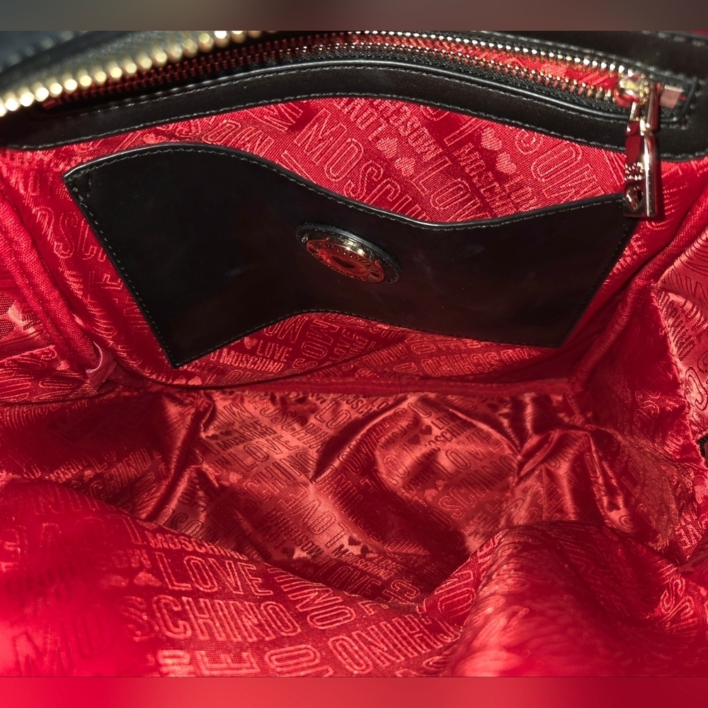 LOVE MOSCHINO QUILTED GOLD CHAIN BACKPACK. - Picture 8 of 10